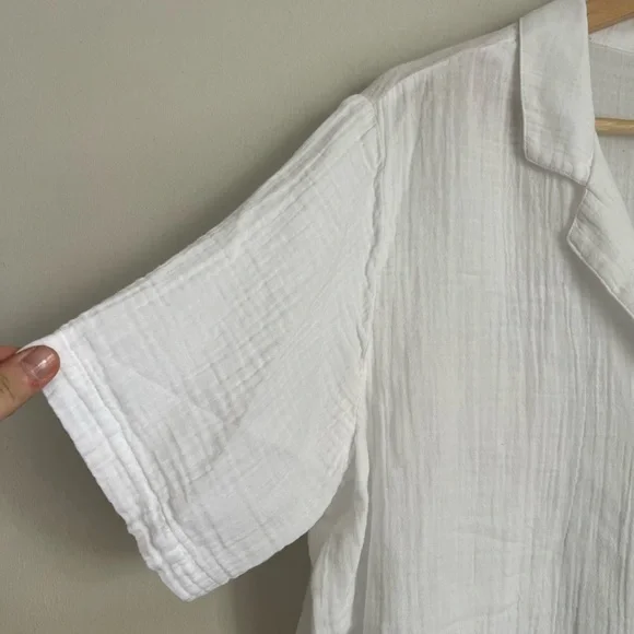 Old Navy Crinkle Gauze Button Down Shirt - Picture 4 of 10